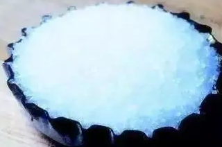 在飲食上第一要注意的是少吃鹽鹽的過量攝入是升高血壓降低舌頭敏感性的不良飲食習慣