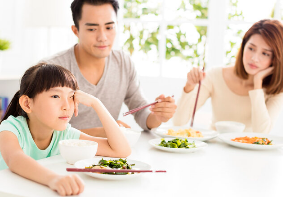 胃是由多層肌肉組成的它的主要功能是儲存和消化食物