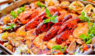 小龍蝦以及海鮮類(lèi)食物富含嘌呤極易引發(fā)痛風(fēng)
