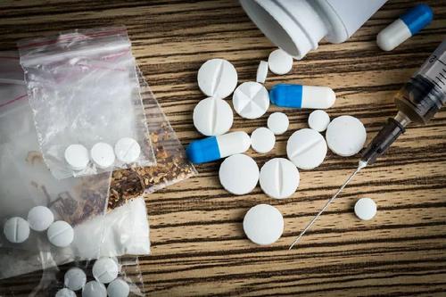 在處理抗生素和阿片類藥物時， 藥房會讓顧客無所適從
