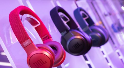JBL 帶來(lái)了大量耳機(jī)和藍(lán)牙揚(yáng)聲器在 CES 2019 上炫耀