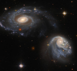 哈勃太空望遠(yuǎn)鏡捕捉兩個螺旋星系的舞蹈