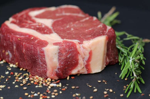大型分析顯示大量食用紅肉可能會(huì)增加患心血管疾病和糖尿病的風(fēng)險(xiǎn)