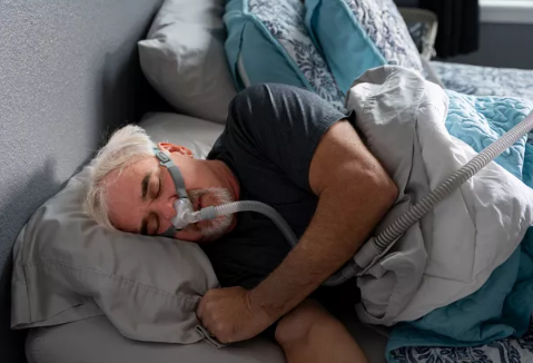 每晚睡眠時間少于 7 小時與睡眠呼吸暫?；颊咻^高的死亡率相關