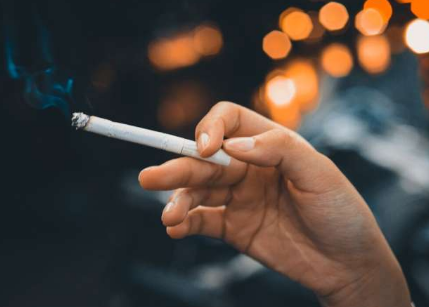 研究發(fā)現(xiàn) 18 歲之前吸煙會(huì)增加 20 多歲時(shí)出現(xiàn)呼吸道癥狀的風(fēng)險(xiǎn)