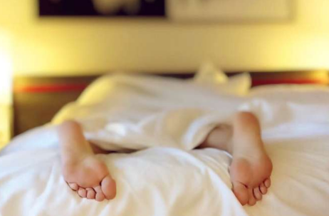 研究發(fā)現(xiàn)睡眠呼吸暫?；颊叩氖呖梢酝ㄟ^(guò)認(rèn)知行為療法和運(yùn)動(dòng)訓(xùn)練來(lái)治療